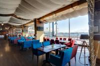 Панорамный ресторан на берегу Невы